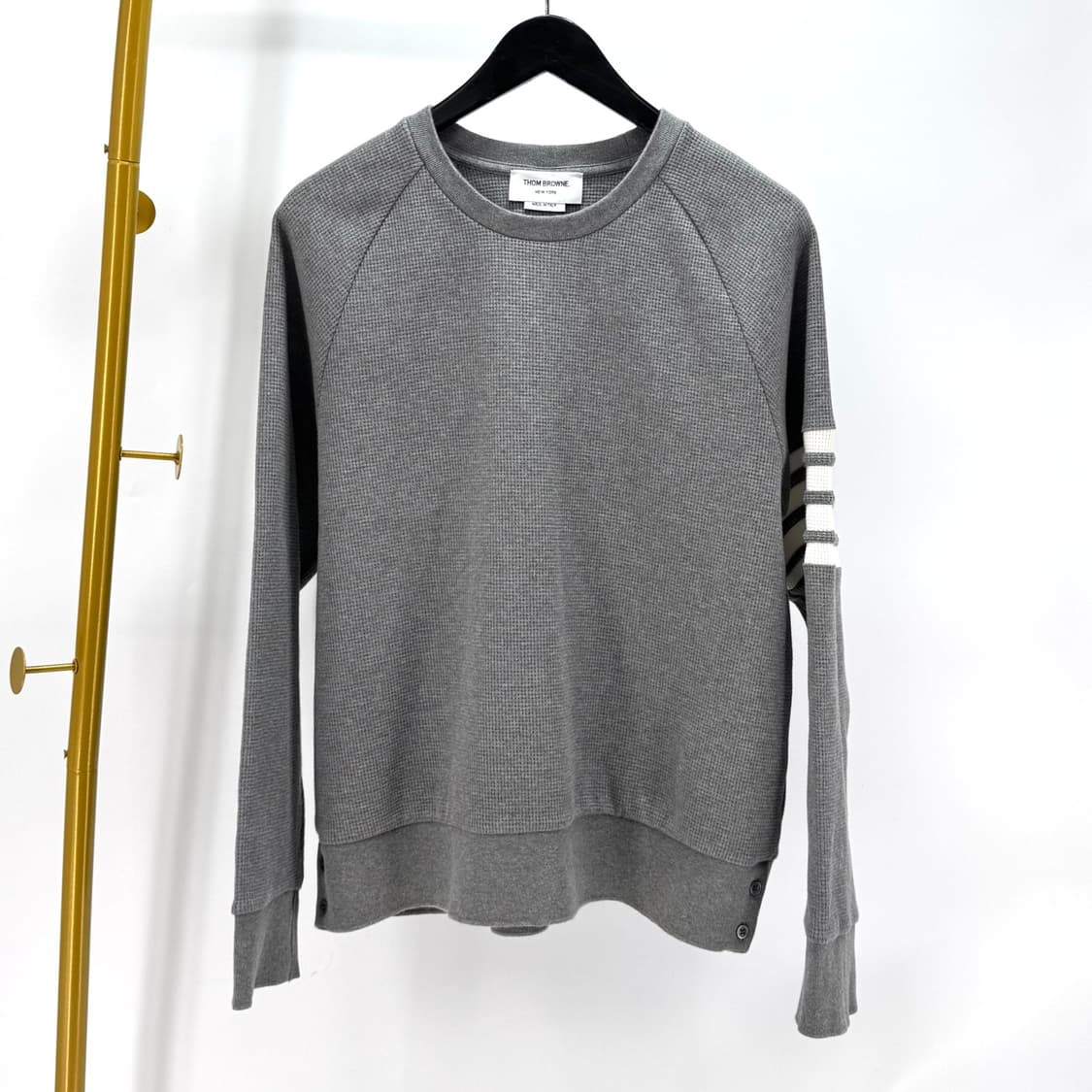 [4사이즈] 톰브라운 사선완장 맨투맨 그레이 (MJT205A) 상품이미지3