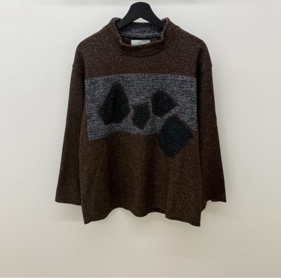 Amachi 아마치 모크넥 그래픽 니트 상품이미지1