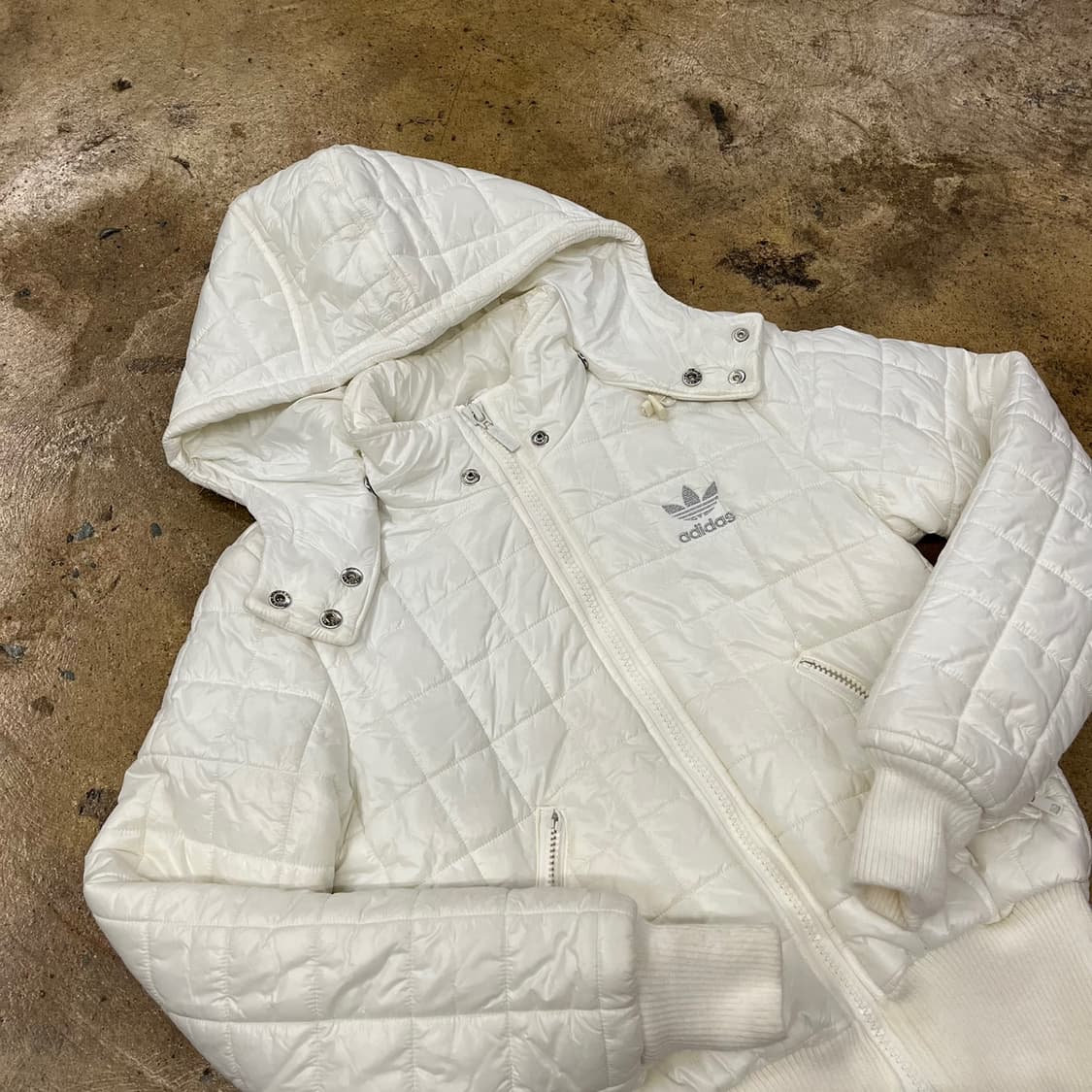 아디다스 화이트 실버 퀄팅 패딩 90 상품이미지1