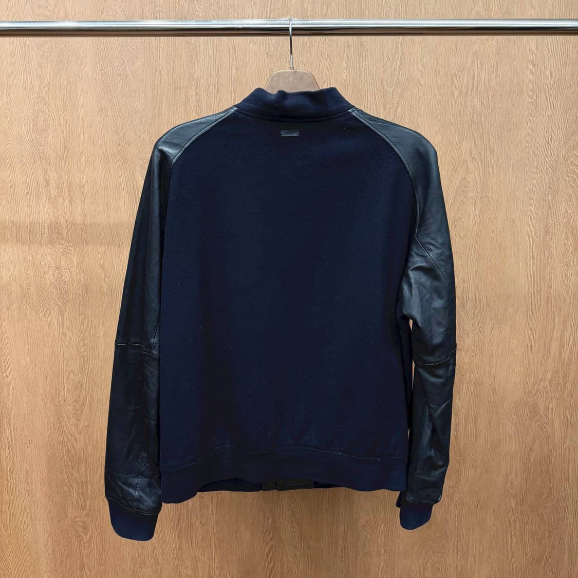 휴고 보스 블루종 자켓 레더 슬리브 배색 래글런 디테일 레귤러핏 네이비 상품이미지3