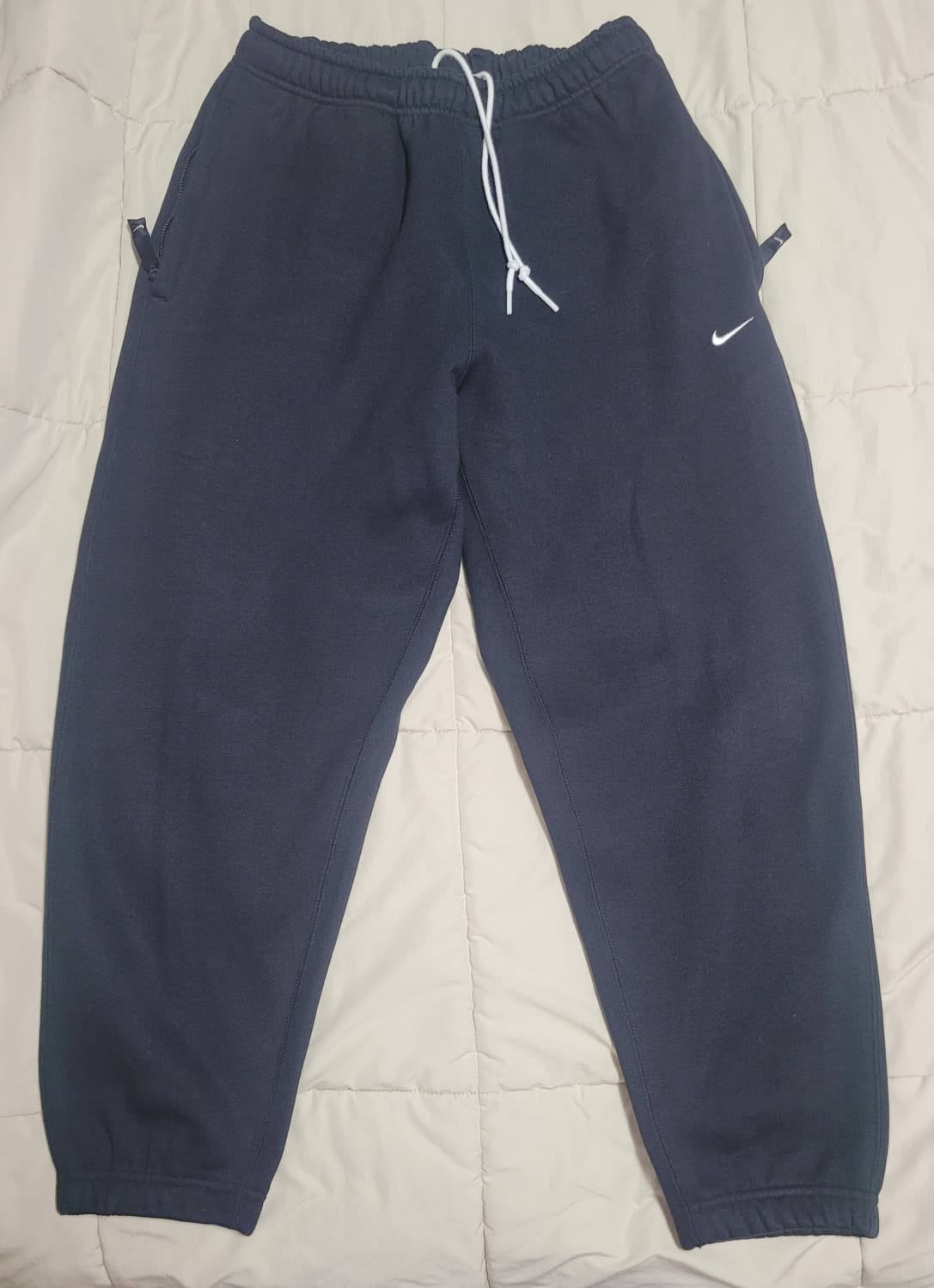 나이키 솔로 스우시 플리스 팬츠 블랙 
M 사이즈 판매합니다  상품이미지1