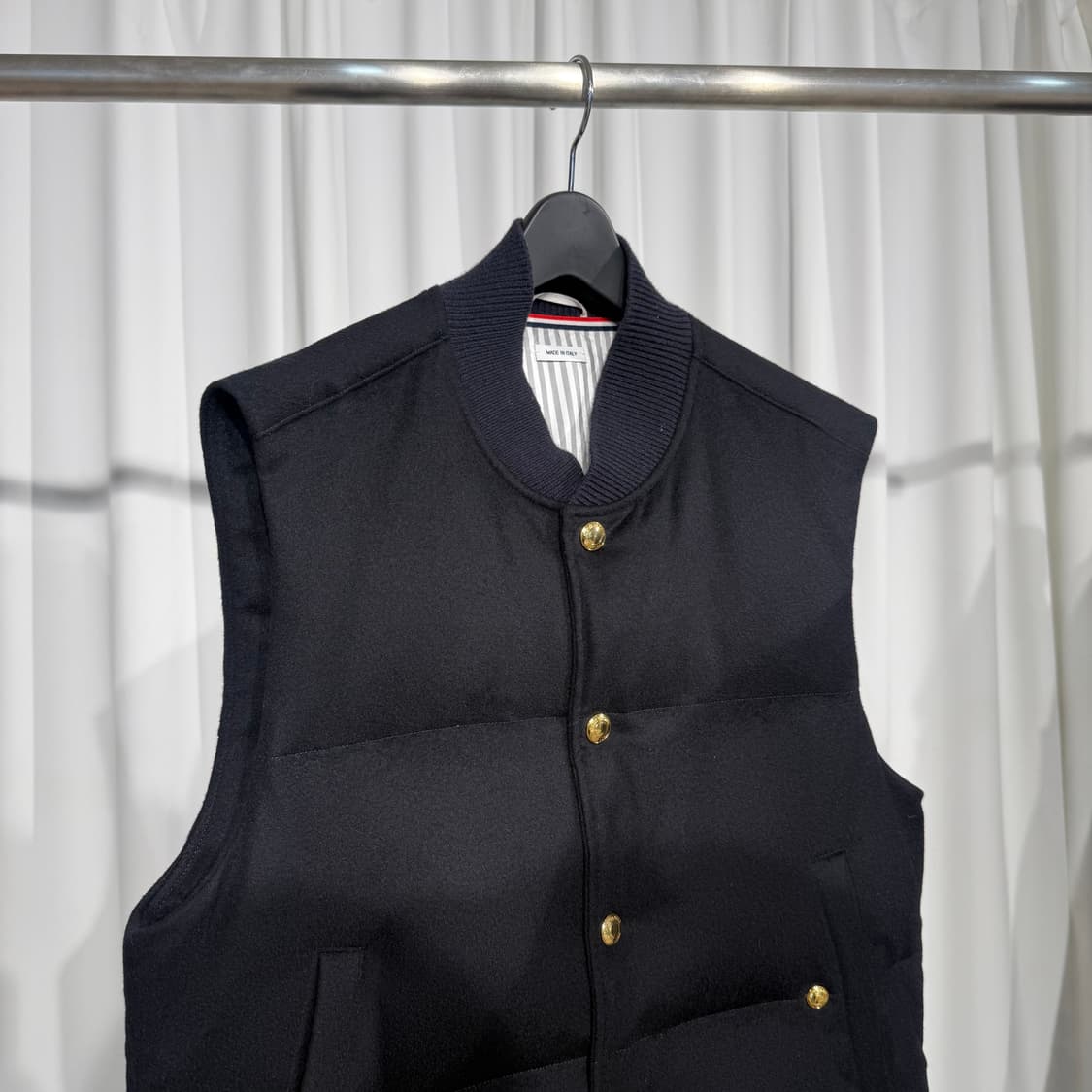 [2] 톰브라운 캐시미어 금장 단추 조끼 패딩 상품이미지2