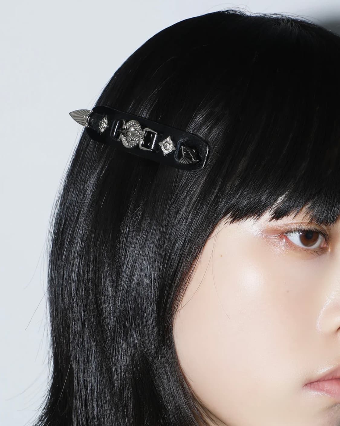 토가 TOGA 26ss 스몰 메탈 레더 머리삔 상품이미지1