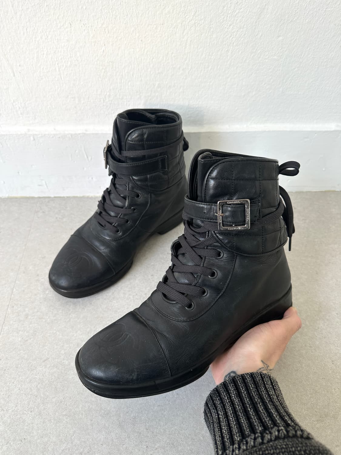 샤넬 2000s CC로고 퀼팅 레더 컴뱃부츠 상품이미지1