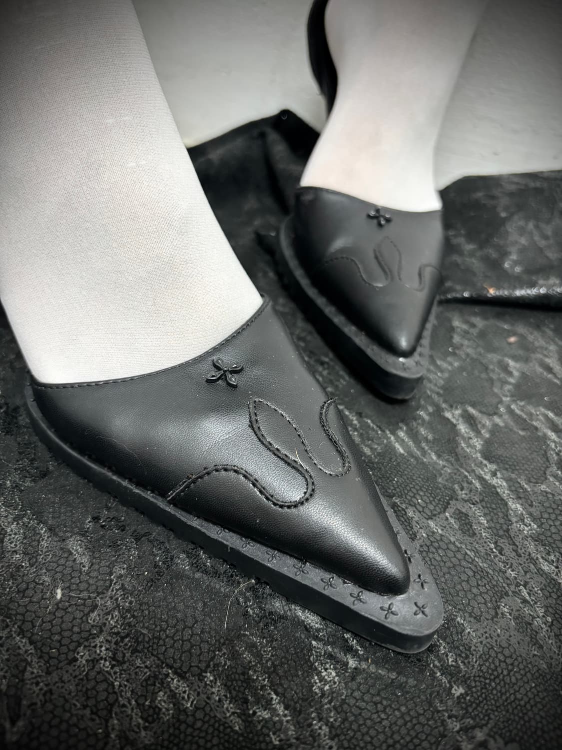 “Vintage” Cross Detail Gothic Mood Shoes 상품이미지2