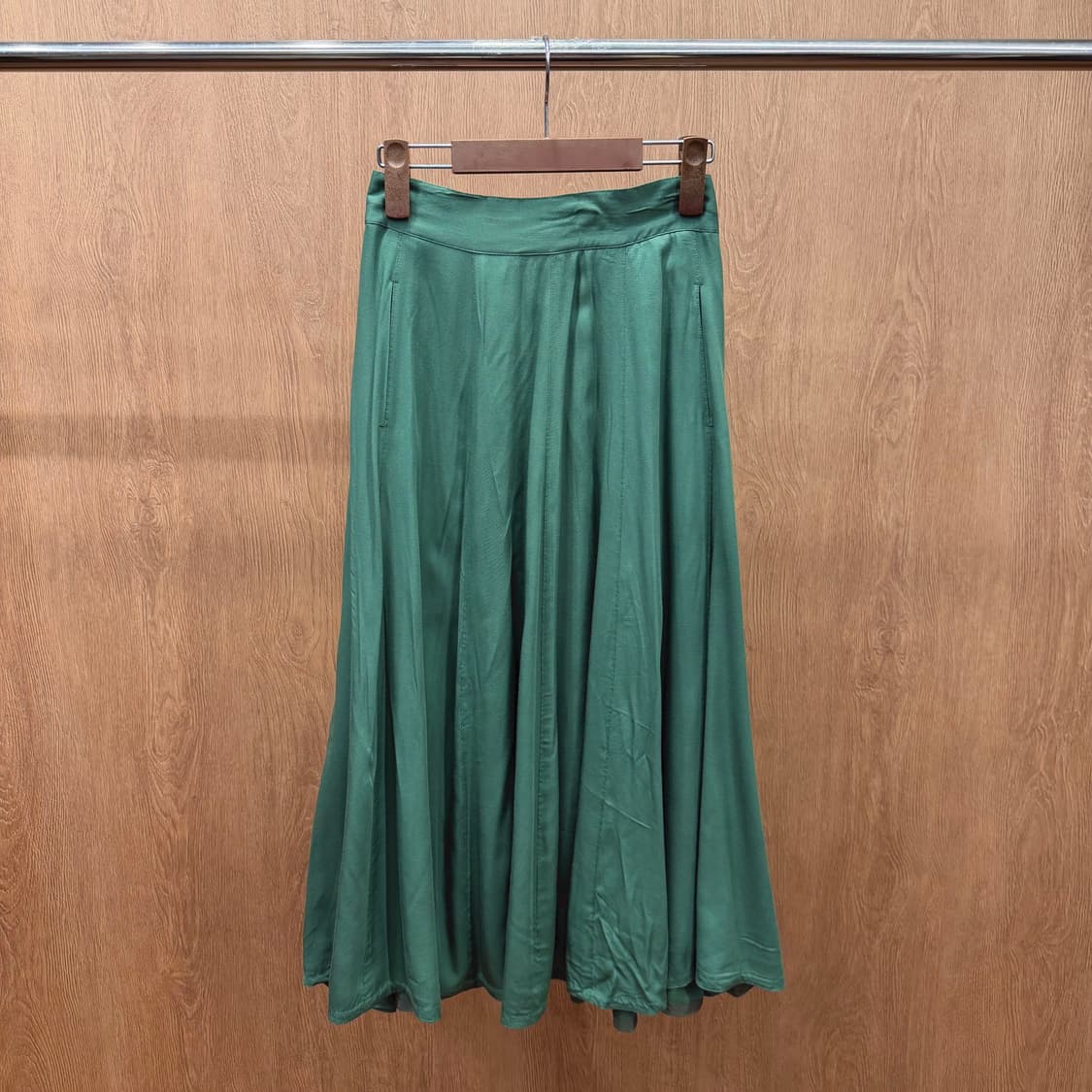 요지 야마모토 롱 스커트 사이드 포켓 백 투 버튼 디테일 플레어핏 그린 상품이미지2