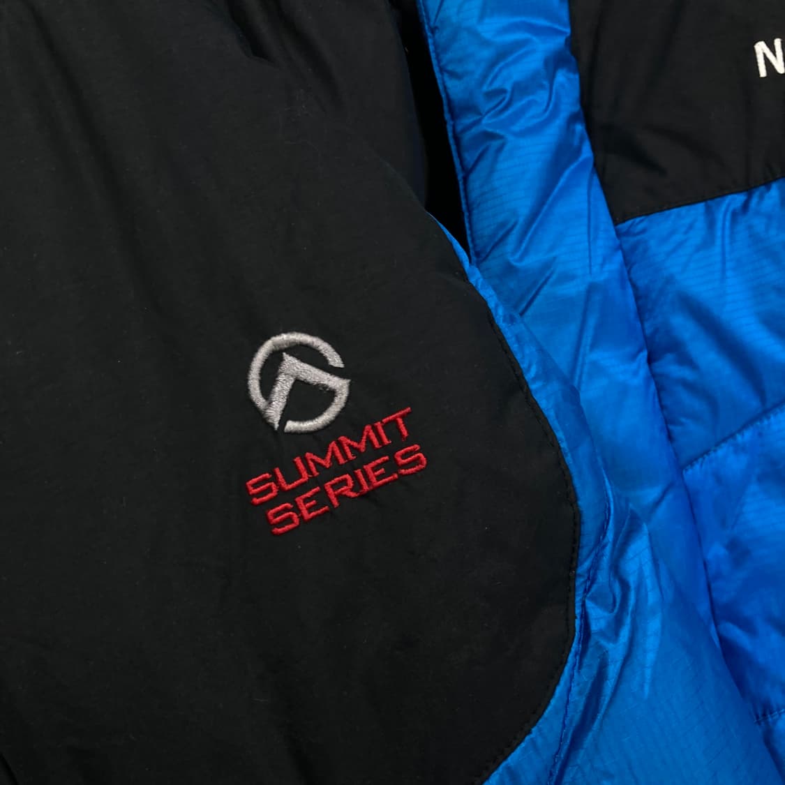 노스페이스 블루 컬러 써밋 시리즈 구스다운 패딩 상품이미지3