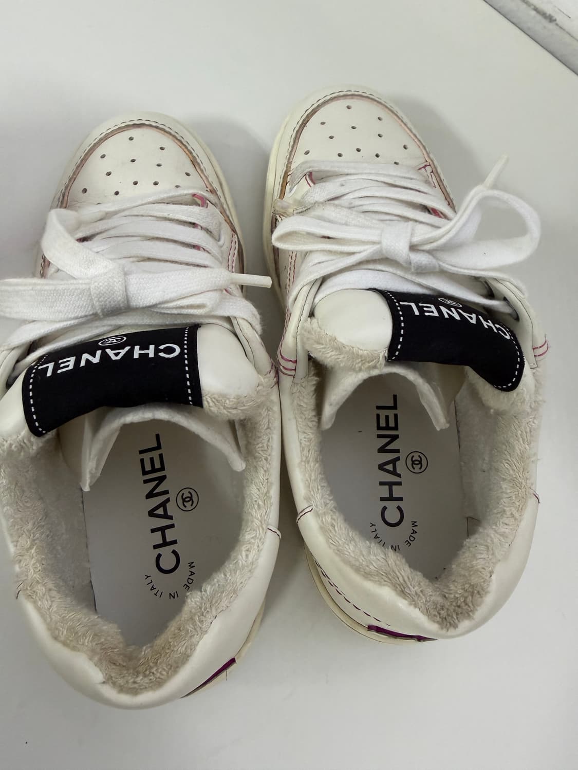 정품) 샤넬 화이트 스티치 백로고 스니커즈 36 상품이미지7