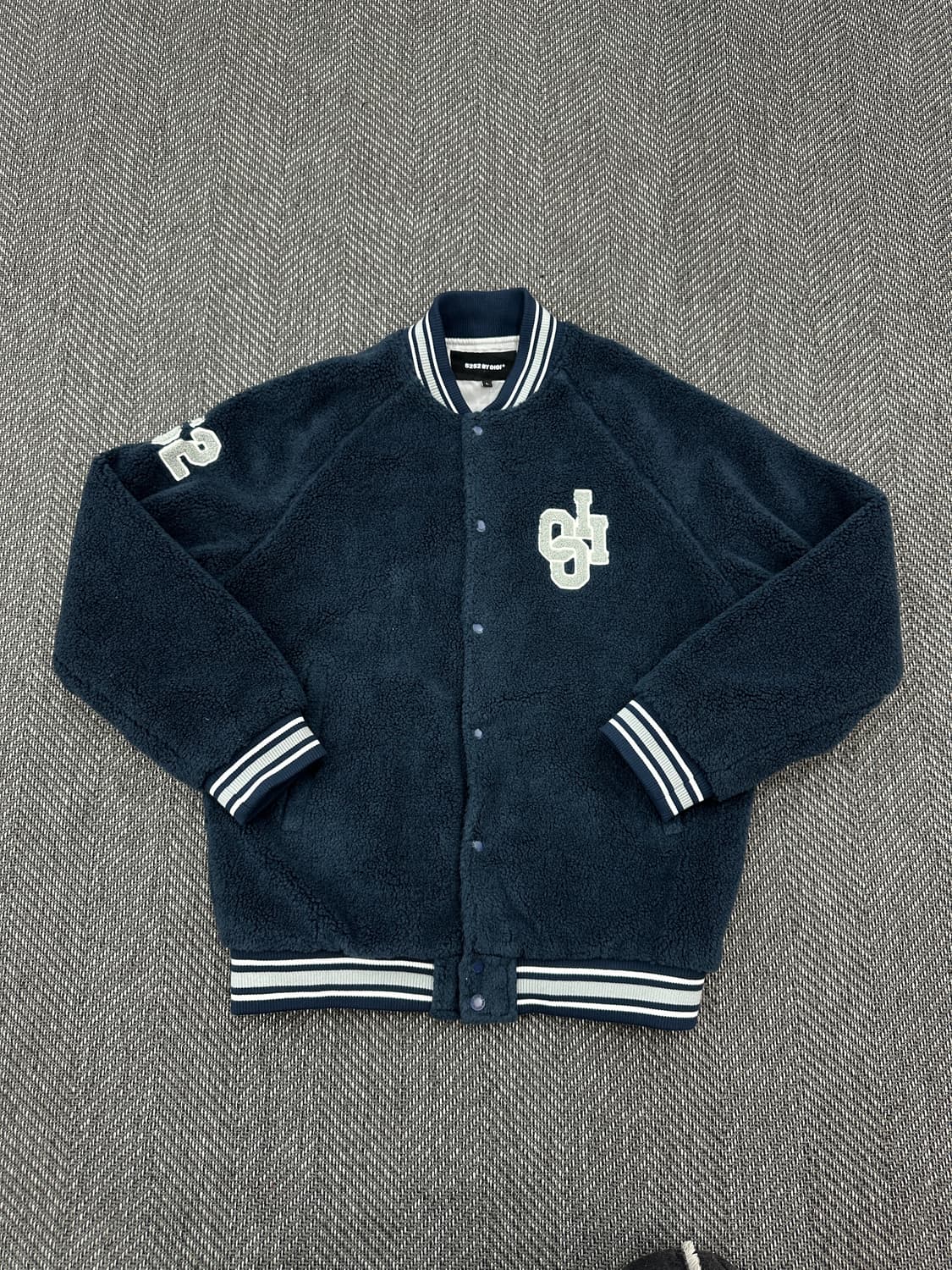 오아이오아이 뽀글이 덤블 자켓 네이비 상품이미지1