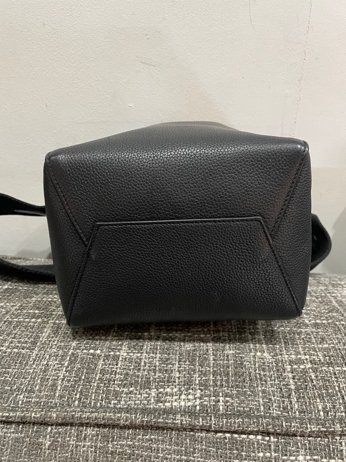 셀린느 상글 스몰 버킷백 블랙 정품 상품이미지4