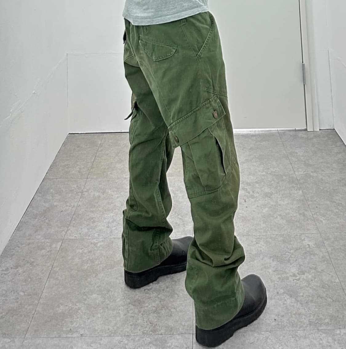 Grunge khaki multipocket curved jeans 상품이미지1