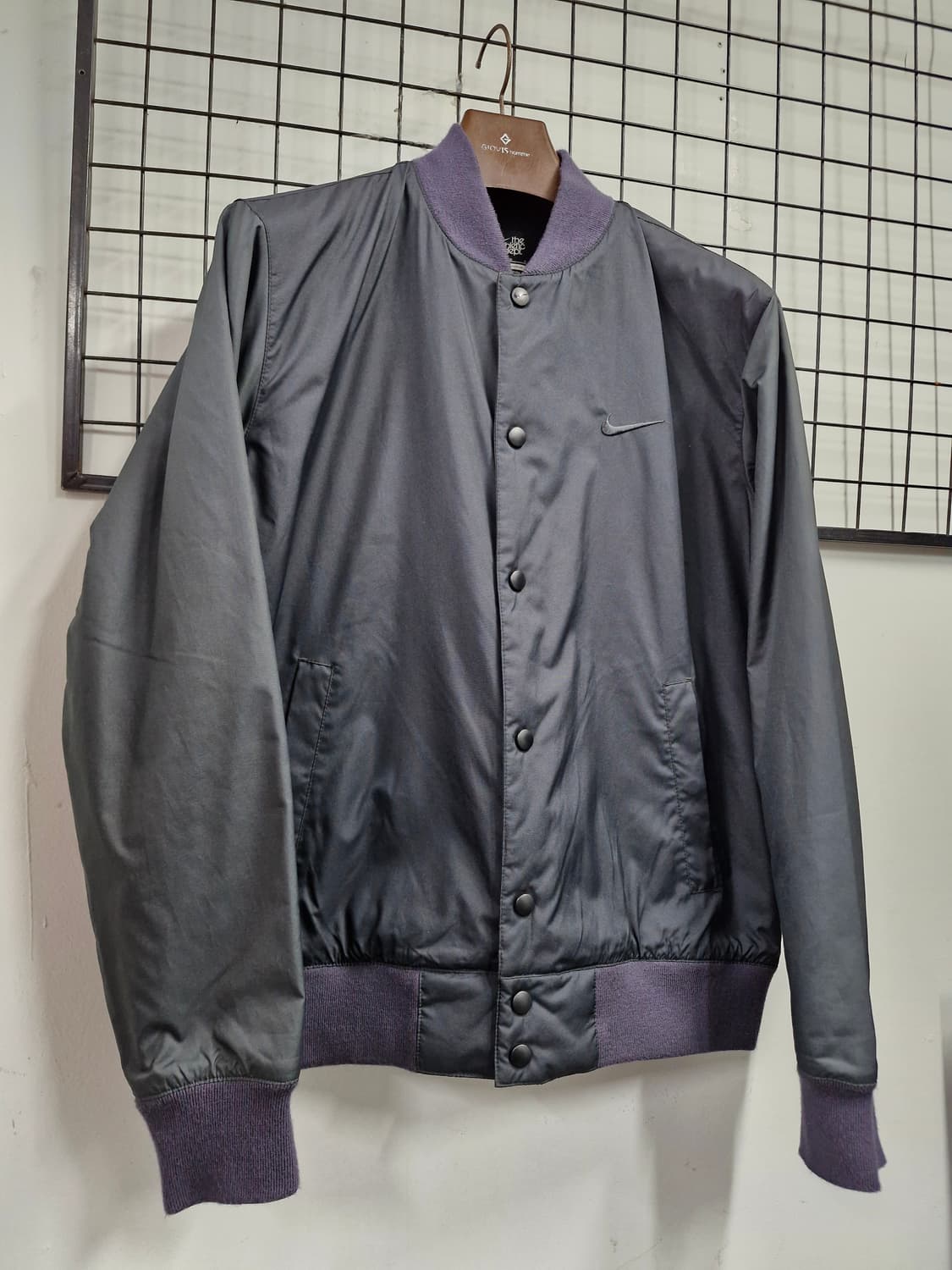 100L 나이키 솔로스우시 블랙 봄버 자켓. 상품이미지2