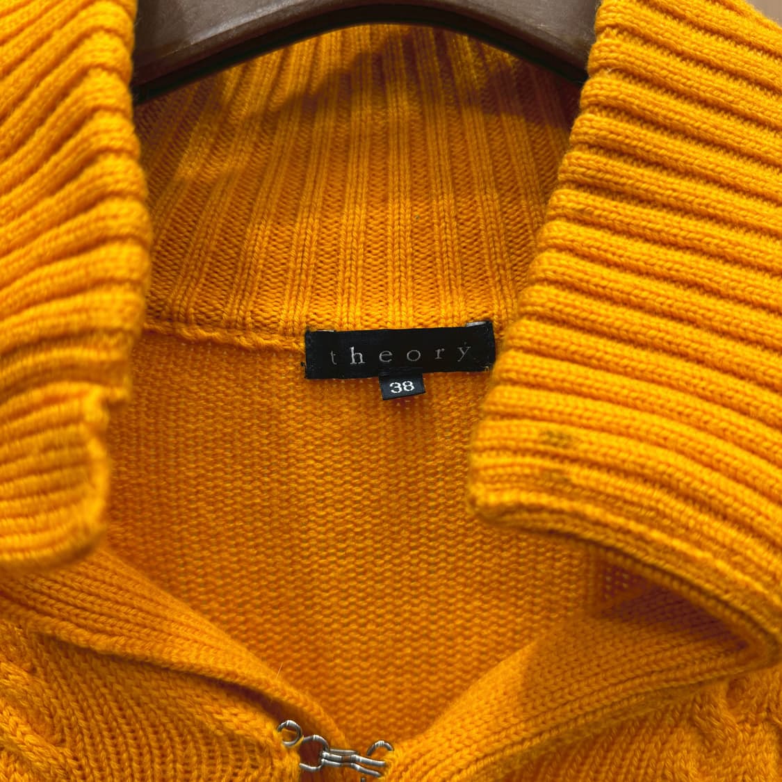 띠어리 하이넥 울 케이블 니트 하프 집업 여밈 디테일 레귤러핏 오렌지 상품이미지6