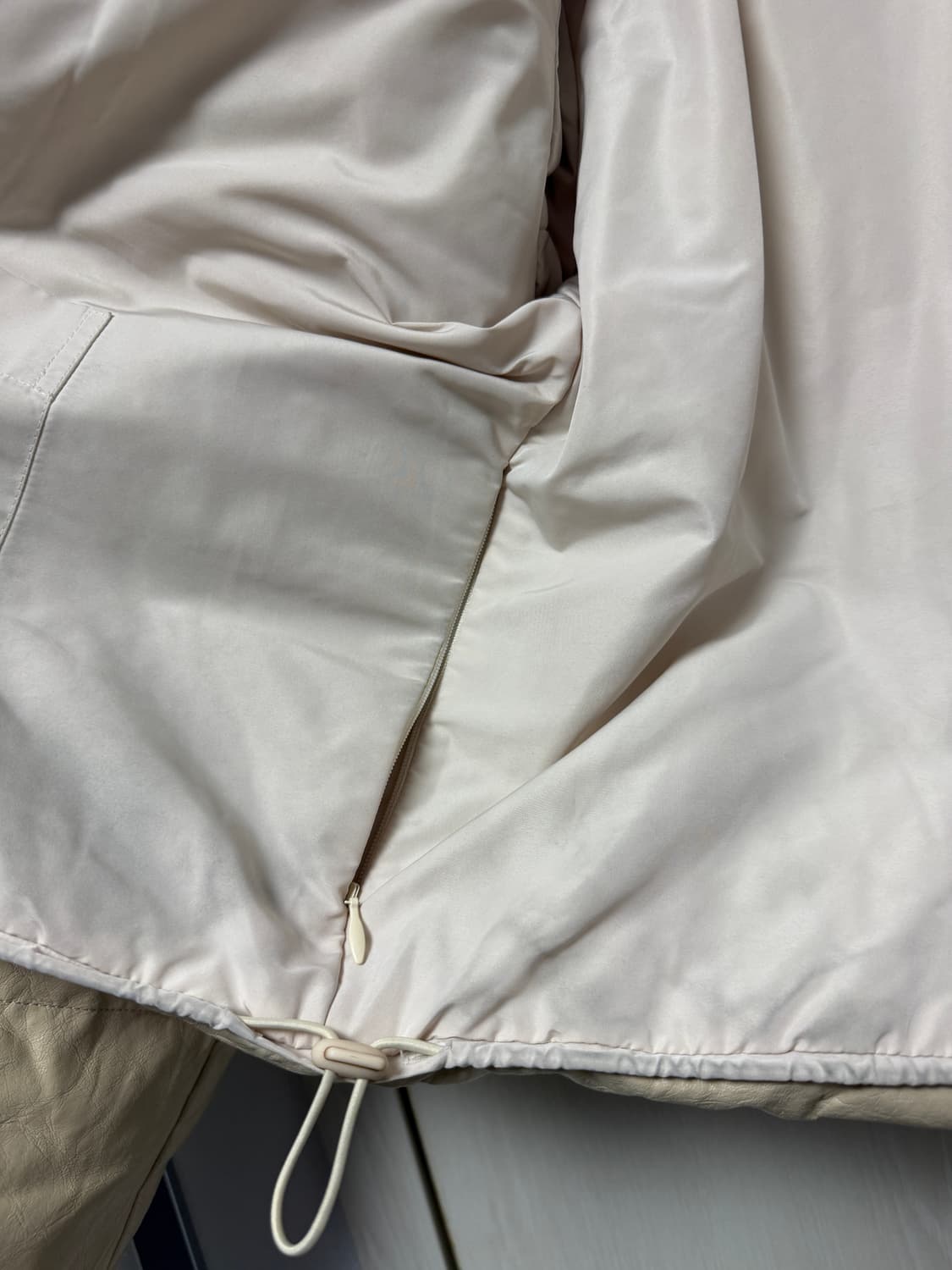 아모멘토 비건 레더 패딩 베이지 03 상품이미지4