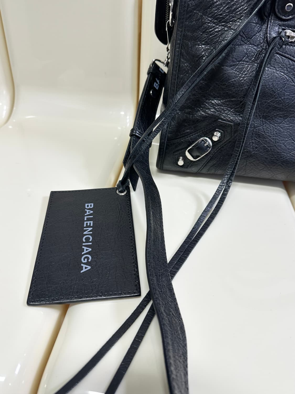[SA 정품] 발렌시아가 시티 모터백 미디움 블랙 로고스트랩 상품이미지5