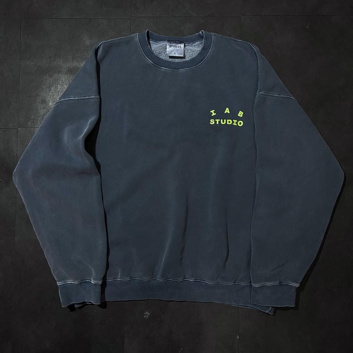 IAB STUDIO 피그먼트 네이비 맨투맨 상품이미지1