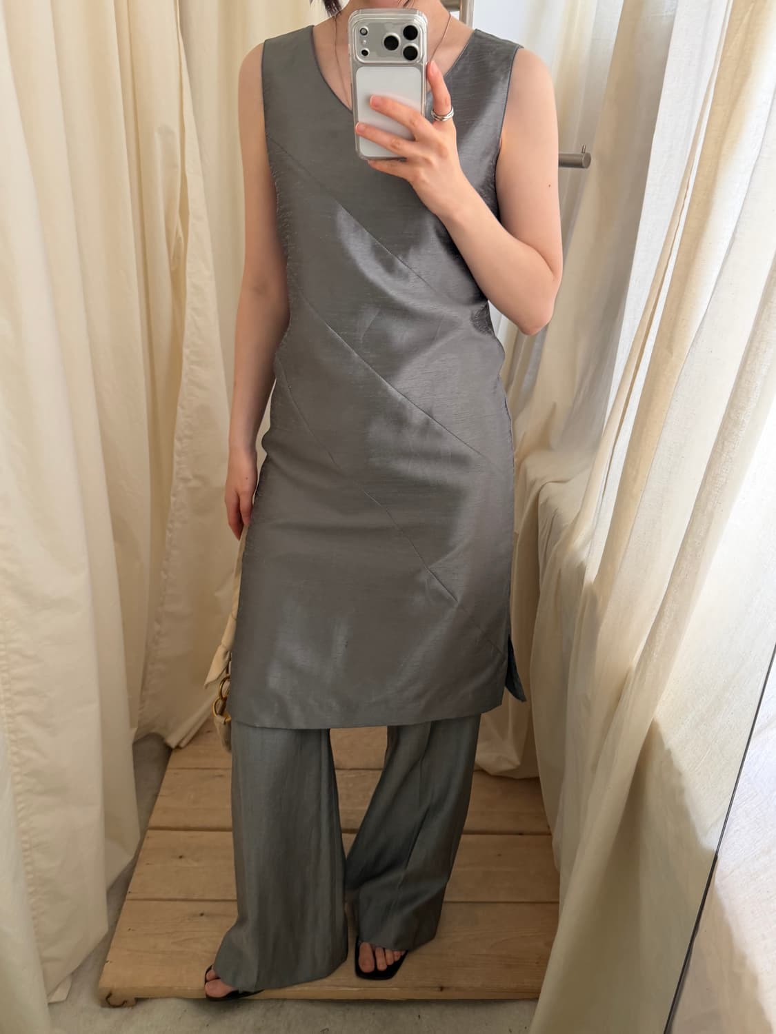 Glossy v-neck dress 상품이미지1