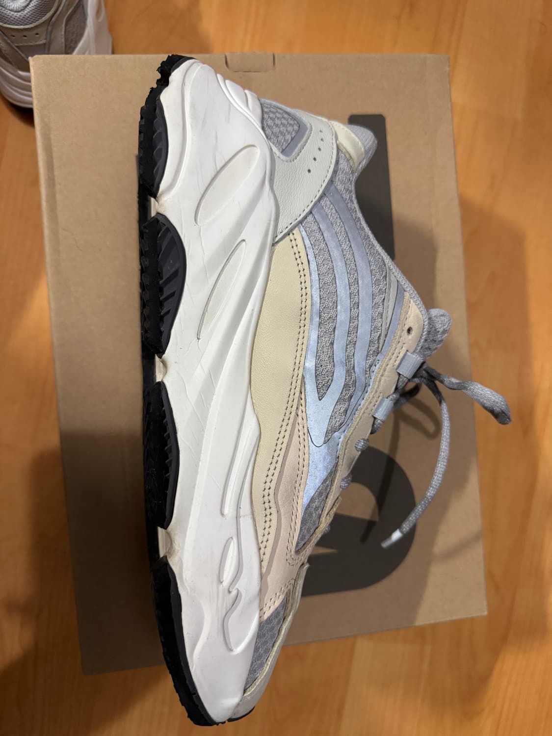 이지부스트700 v2 크림 290 상품이미지7