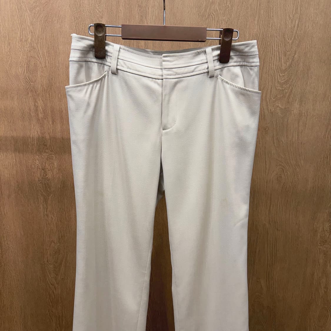 꾸레쥬 슬랙스 팬츠 후면 플랩 포켓 히든 지퍼 디테일 라이트 베이지 상품이미지4