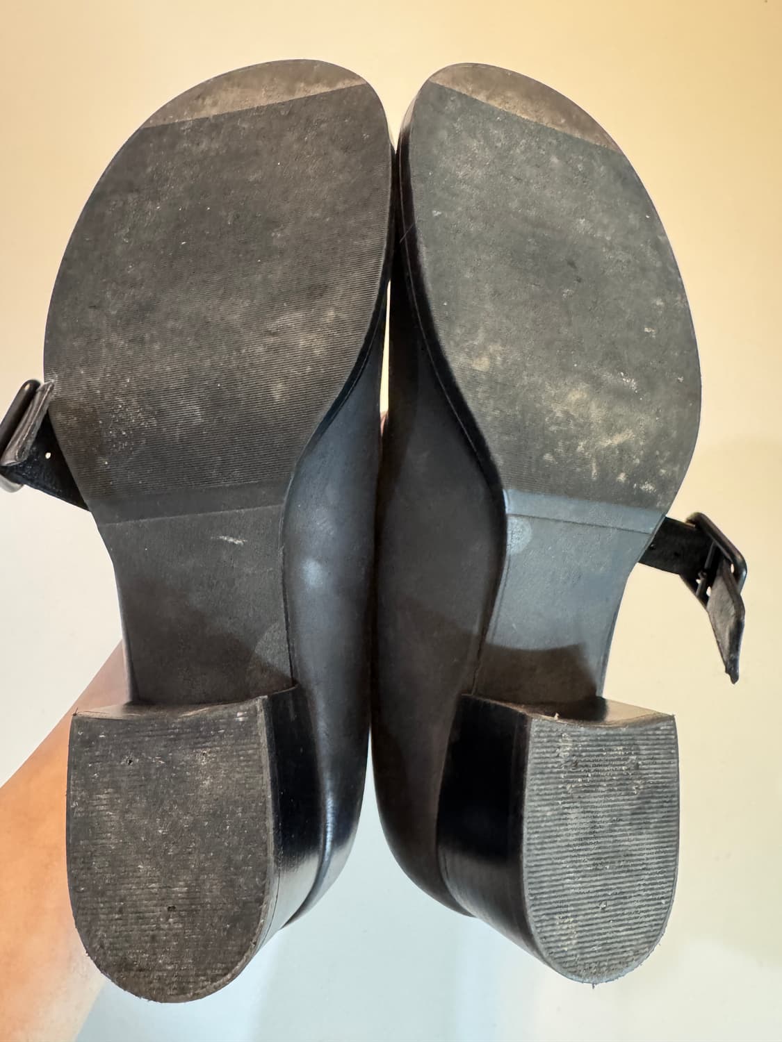 아모멘토 round toe strap pumps 판매합니다 상품이미지4