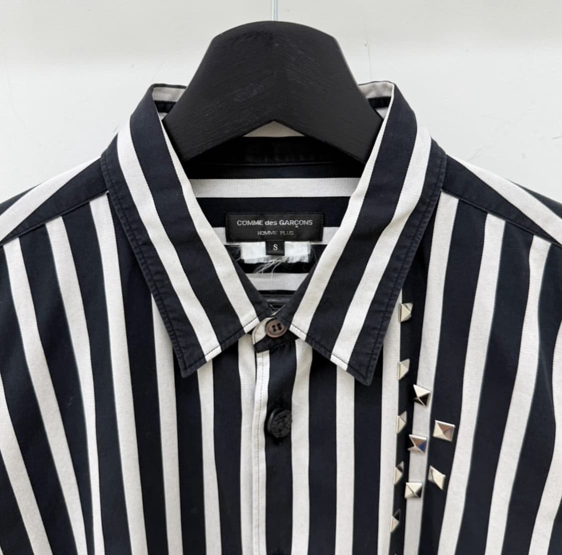 꼼데가르송 옴므플러스 스터드 스트라이프 셔츠 상품이미지2