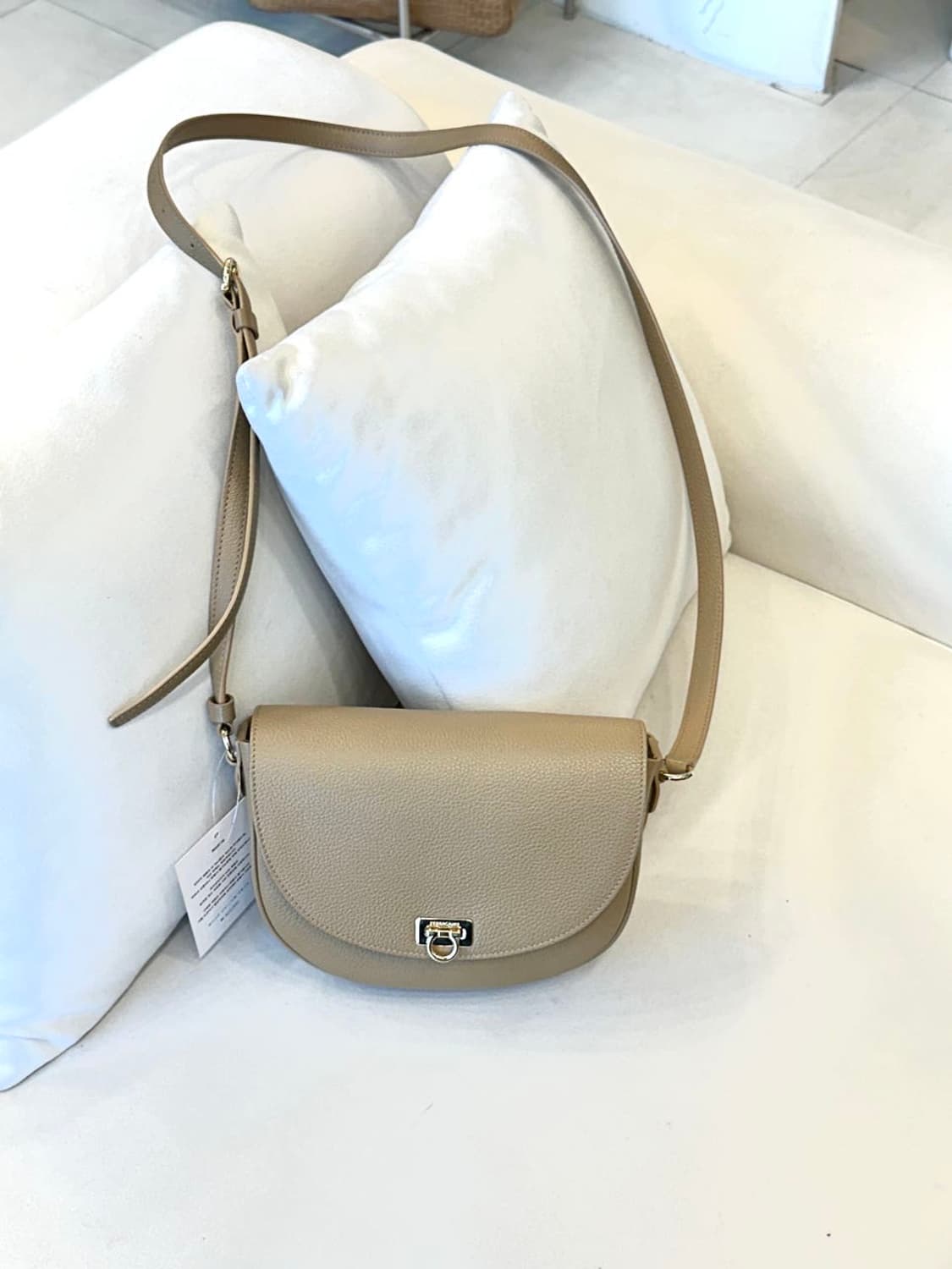 페라가모 간치니 버클 크로스백 (정품) 상품이미지1