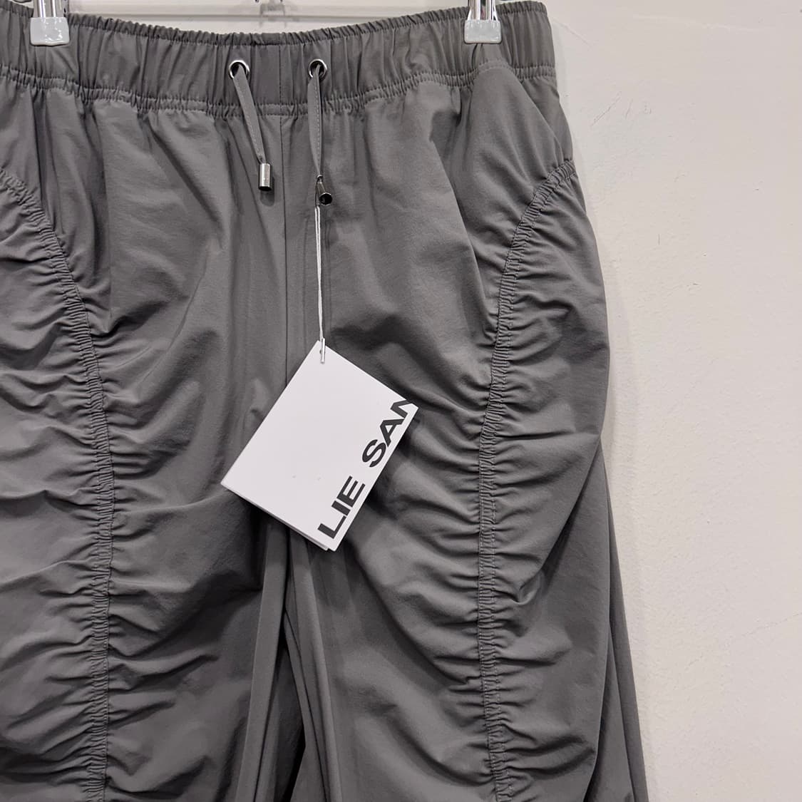 (새상품) 이상봉 컬랙션 스판덱스 나일론 셔링 트랙팬츠 상품이미지1