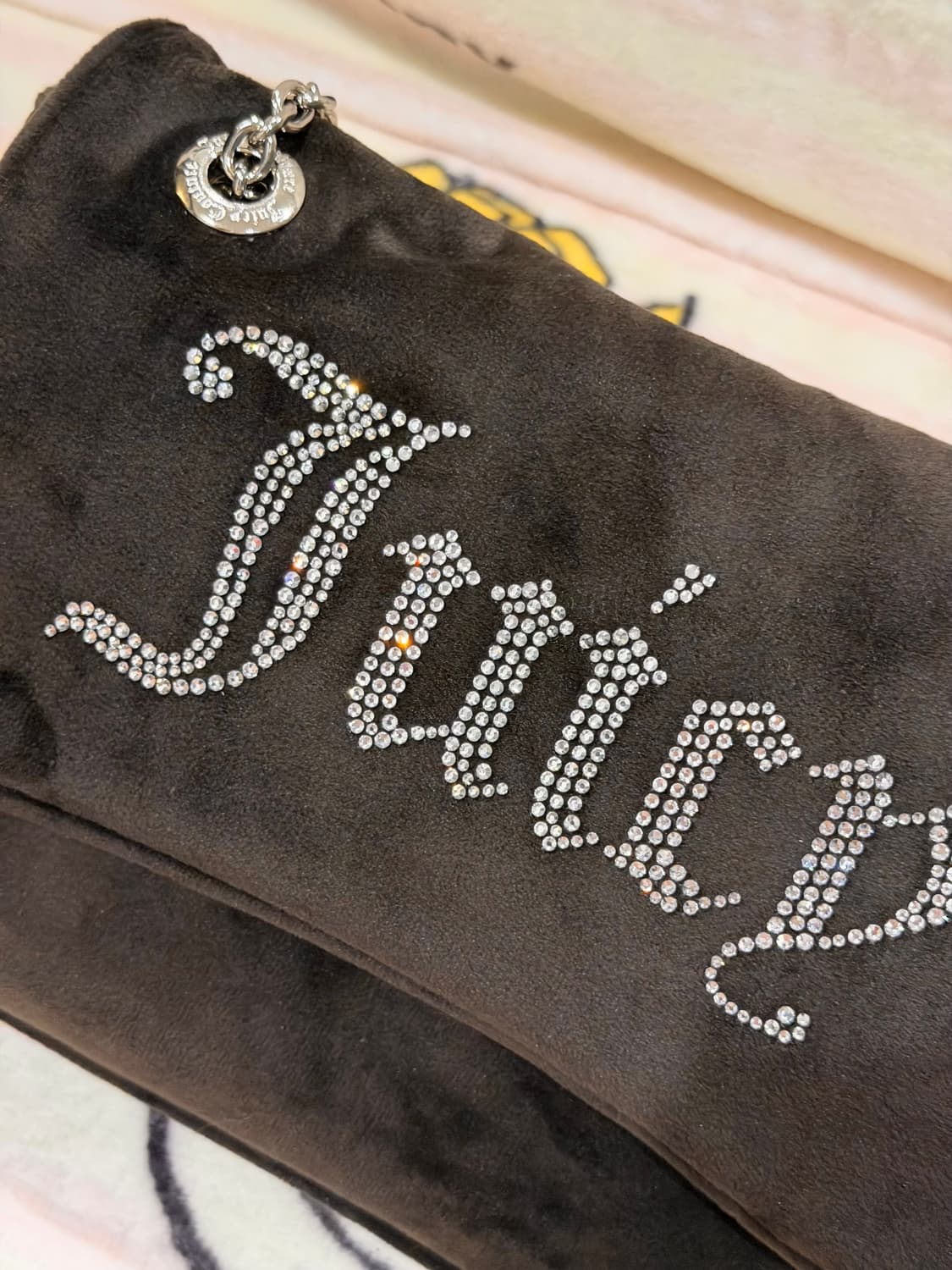 [신상✨프리뷰세일] 쥬시꾸뛰르 벨벳 스톤 체인 숄더백/크로스백 브라운 상품이미지5