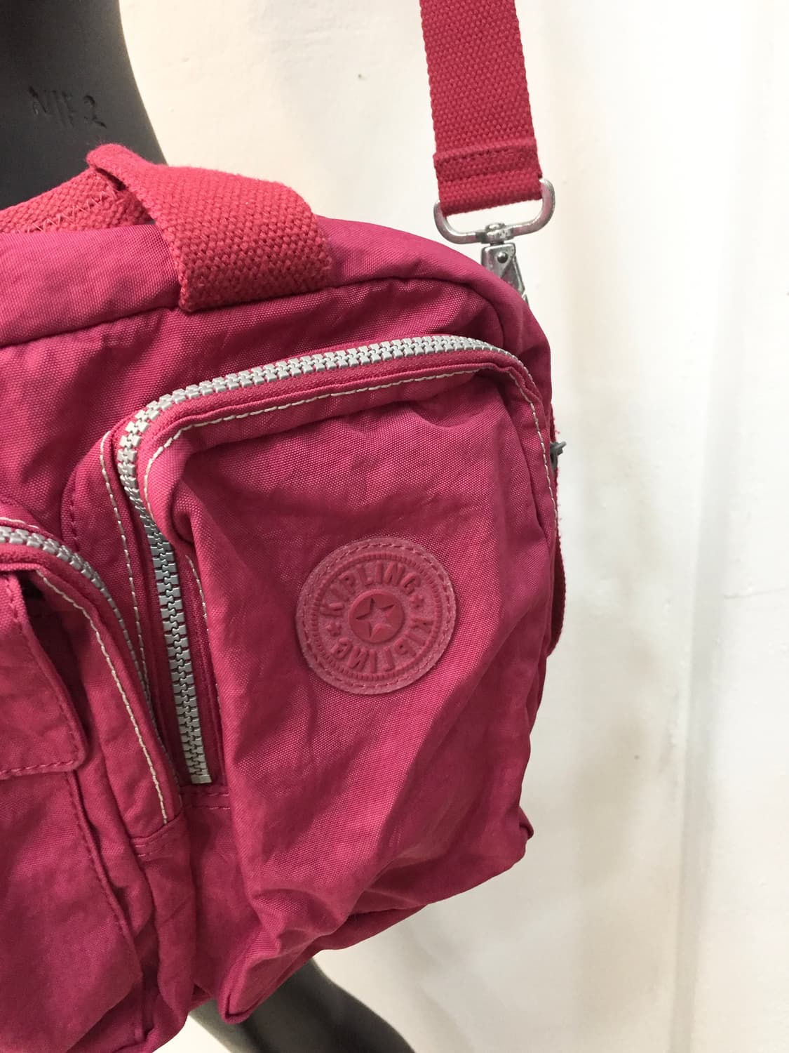 키플링 포켓 보부상 핫핑크 크로스백 상품이미지3