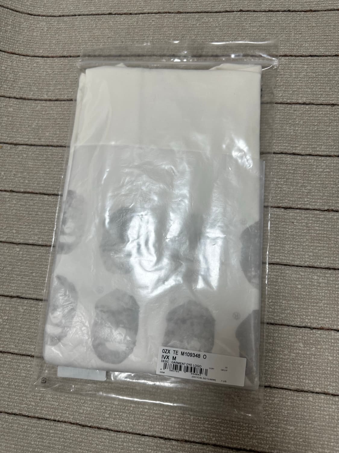 베이프 가먼트 다이 로고 릴랙스 핏 티셔츠 아이보리 상품이미지3