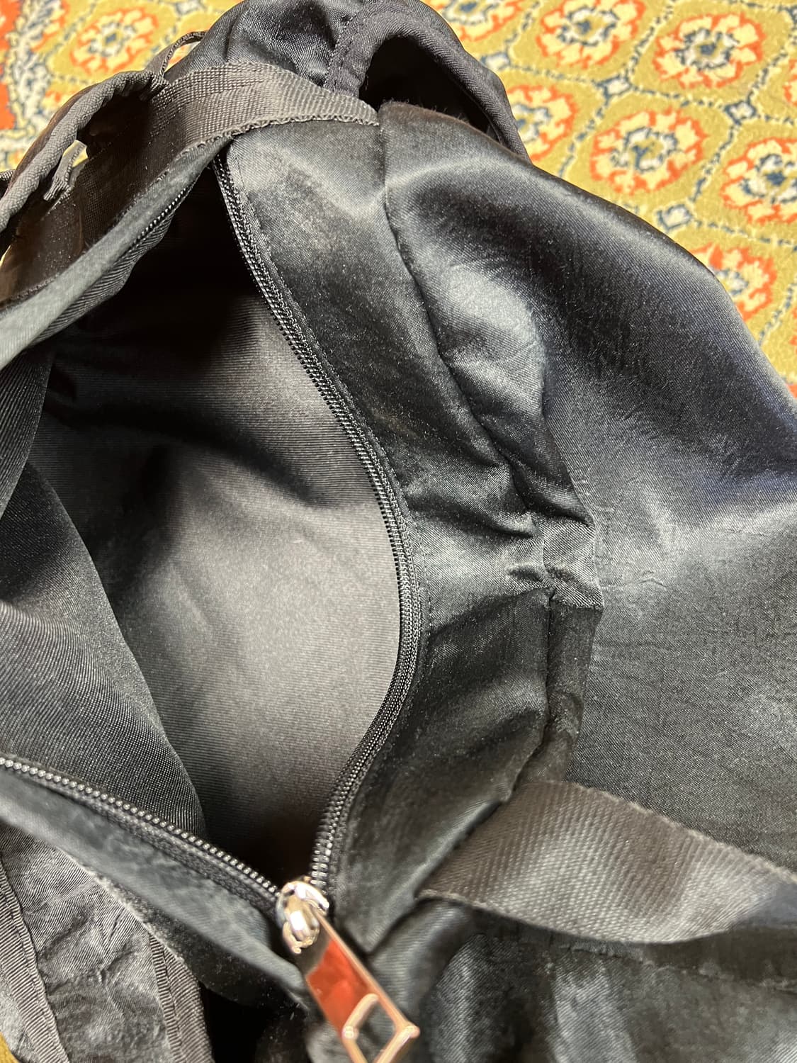 [OS] 레이브(RAIVE) 보닛 새틴 백팩 블랙 상품이미지5