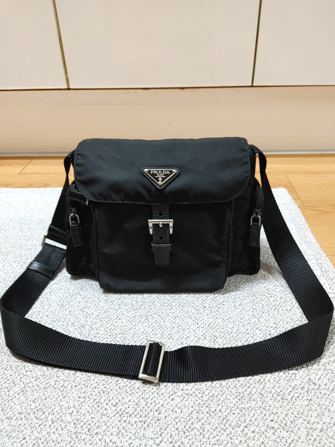 정품 프라다 테수토 나일론 바이커 모터백 크로스백 상품이미지2