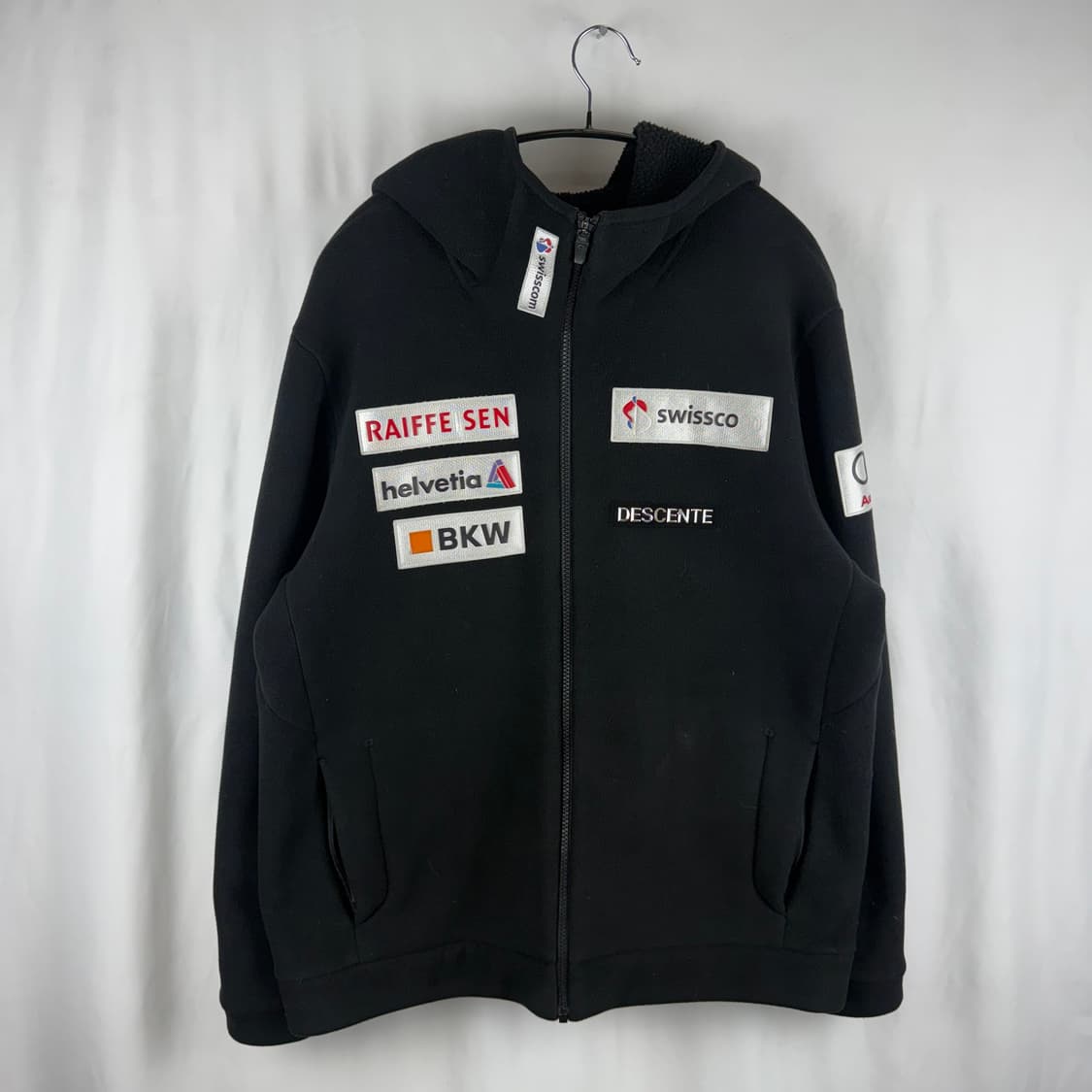 110) 데상트 아우디 스위스 스키 플리스 후드집업 블랙 상품이미지2