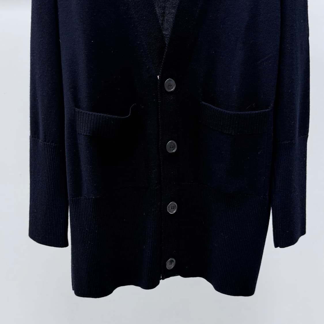 [S+급/00] 톰브라운 사선 브이넥 오버핏 가디건 네이비 상품이미지4