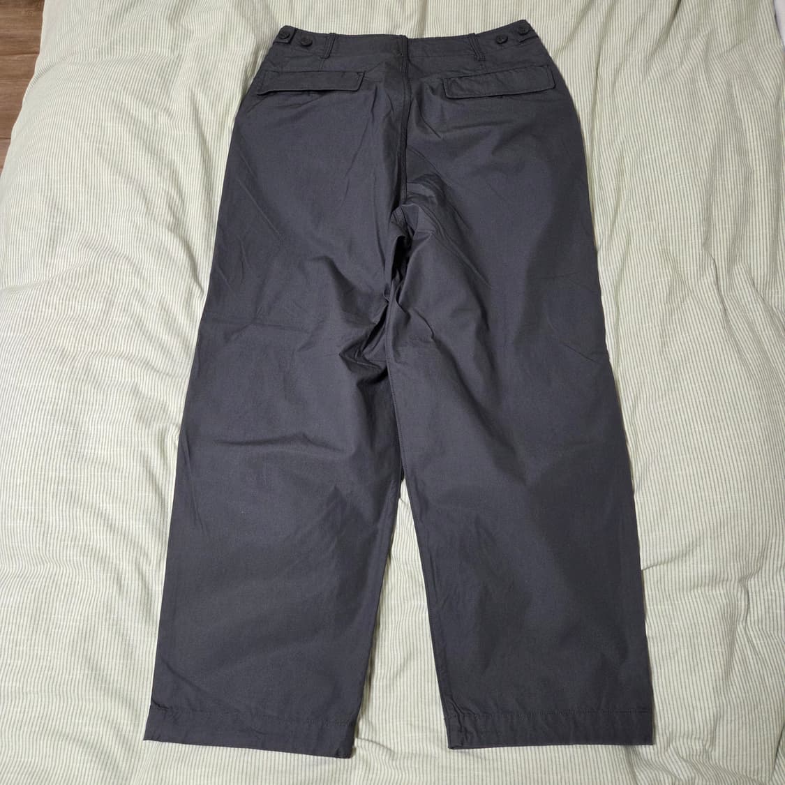 유니클로 U 와이드피트 파라슈트 팬츠 79 다크그레이 / 30 와이드핏 상품이미지4