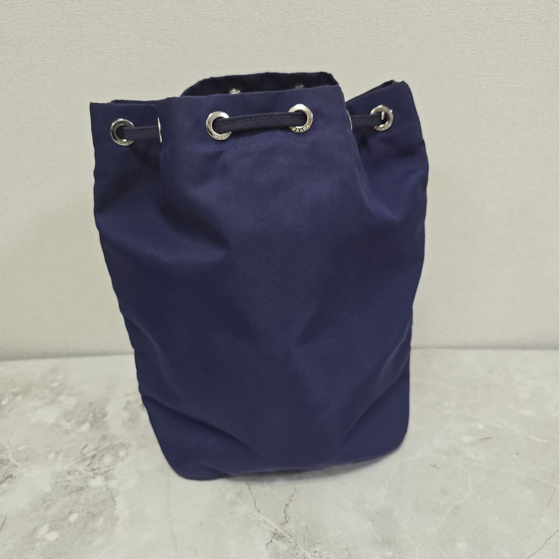 프라다 버킷 파우치백 판매 상품이미지5