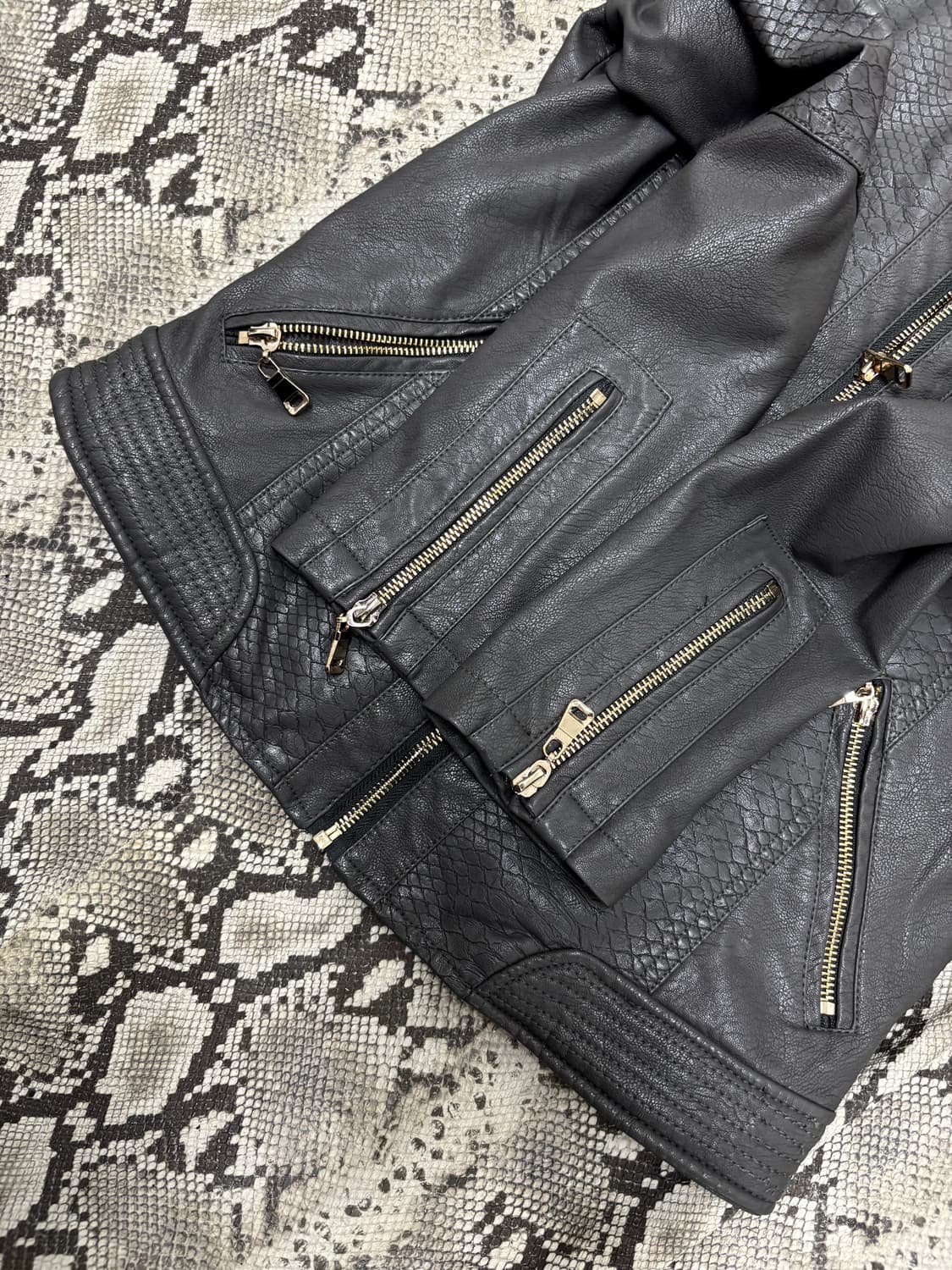 “Vintage” 00’s Design Grey Python Leathe 상품이미지5