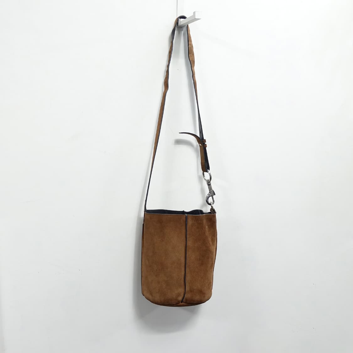 ACNE STUDIOS 아크네 스튜디오 브라운 스웨이드 마켓 버킷백 상품이미지6