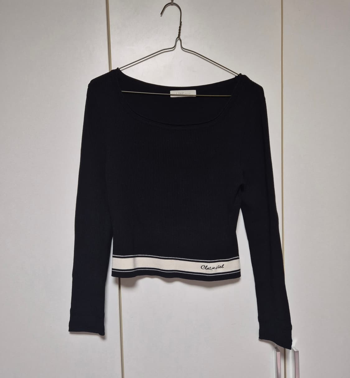 LINE 라인어디션 스퀘어넥 골지 자수 니트 블랙 상품이미지4