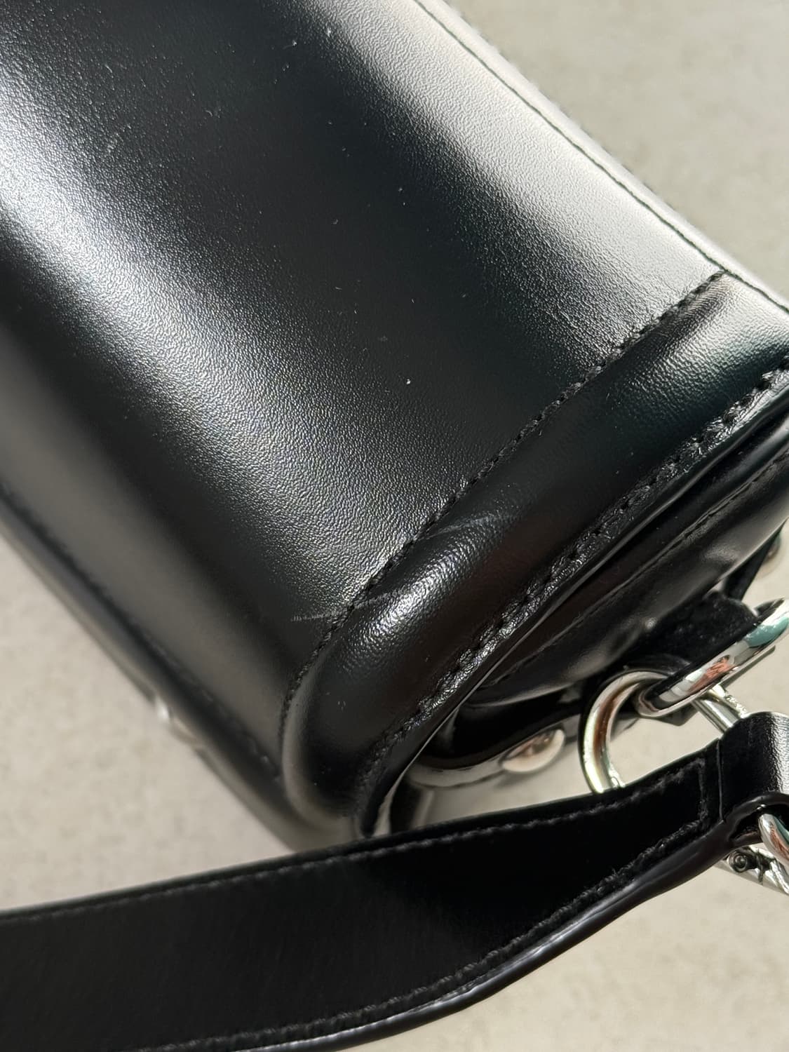 르메르 란셀 미니 샤첼 글로시 레더 백 상품이미지7