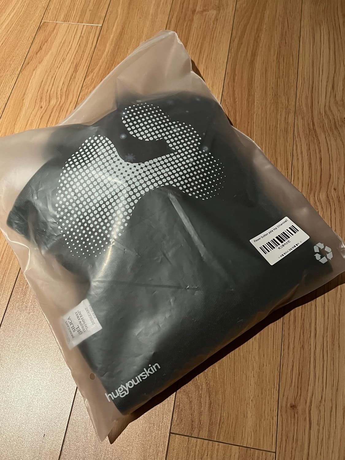 허그유어스킨 플라워 버튼 폴라 탑 차콜 티셔츠 허유스 상품이미지3