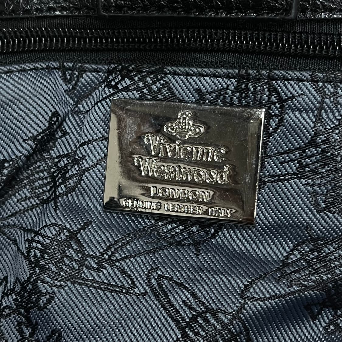 비비안웨스트우드 펀칭 로고 빅 토트백 블랙 상품이미지3