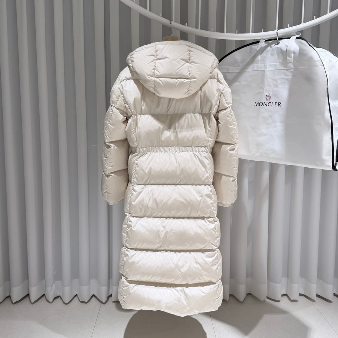 (A+/1) / 26년형 신상 몽클레어 샤머 롱패딩 자켓 오프 화이트 상품이미지5
