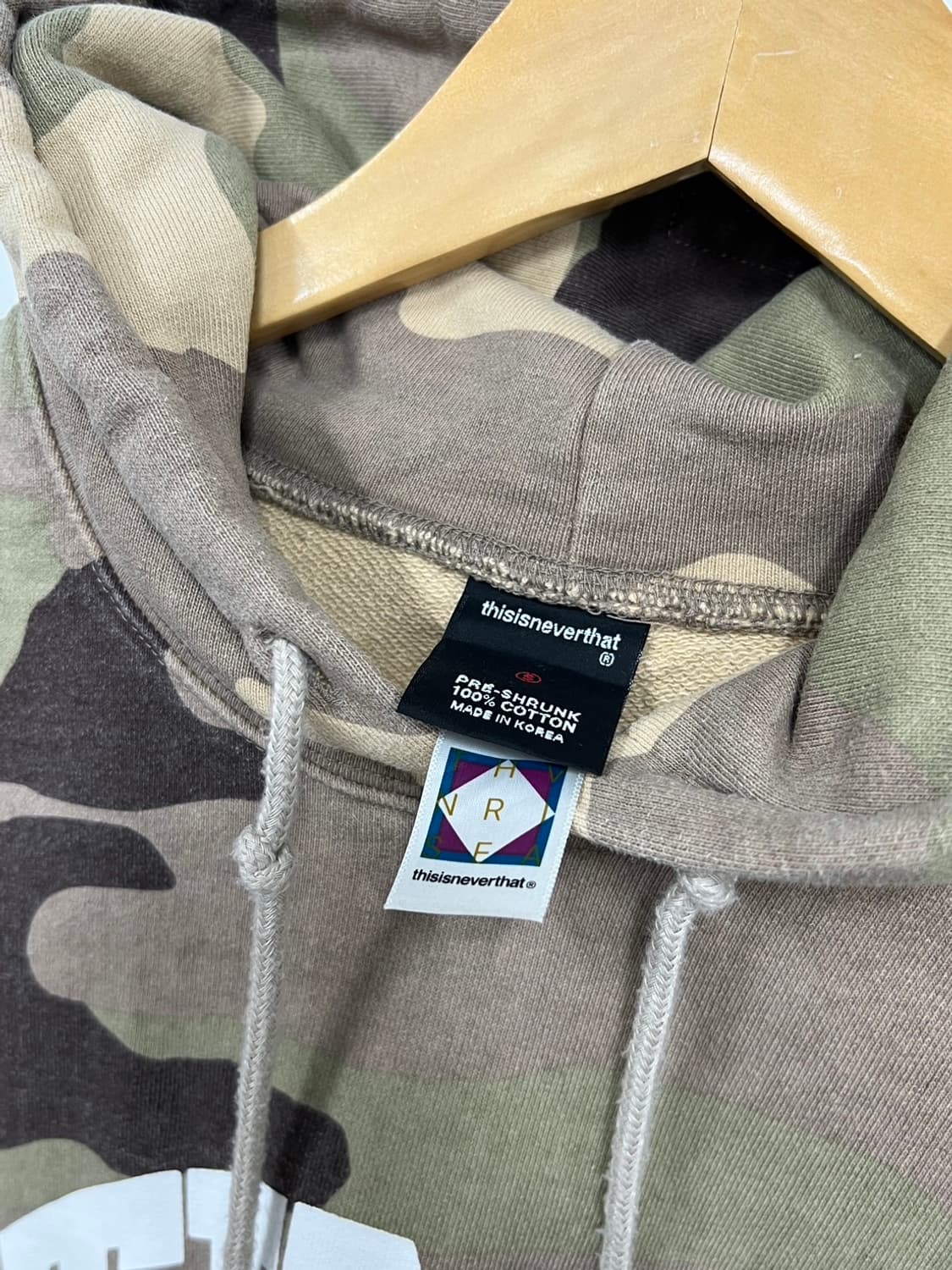 디스이즈네버댓 TINT 스펠링 로고 카모 플라쥬 풀오버 후드티 상품이미지6