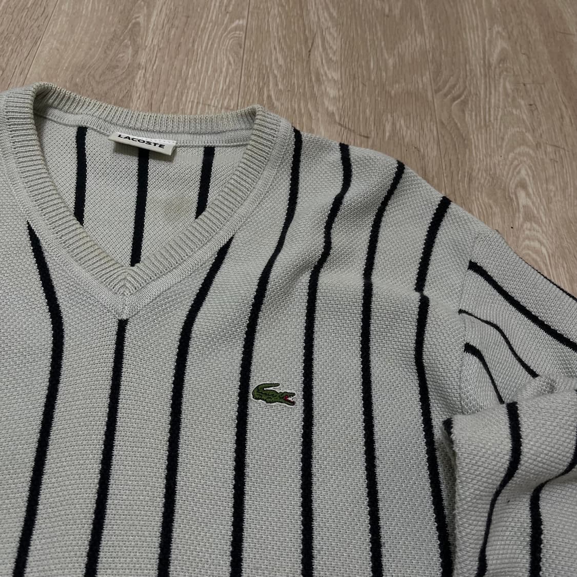 라코스테 스트라이프 자수로고 브이넥 니트 5사이즈 상품이미지3