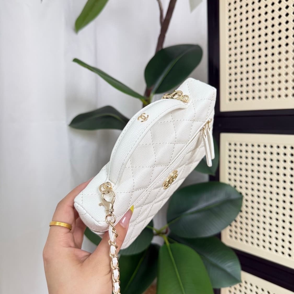 26신상 샤넬VIP 화이트 캐비어 롱 베니티 토드 체인숄더백 상품이미지3