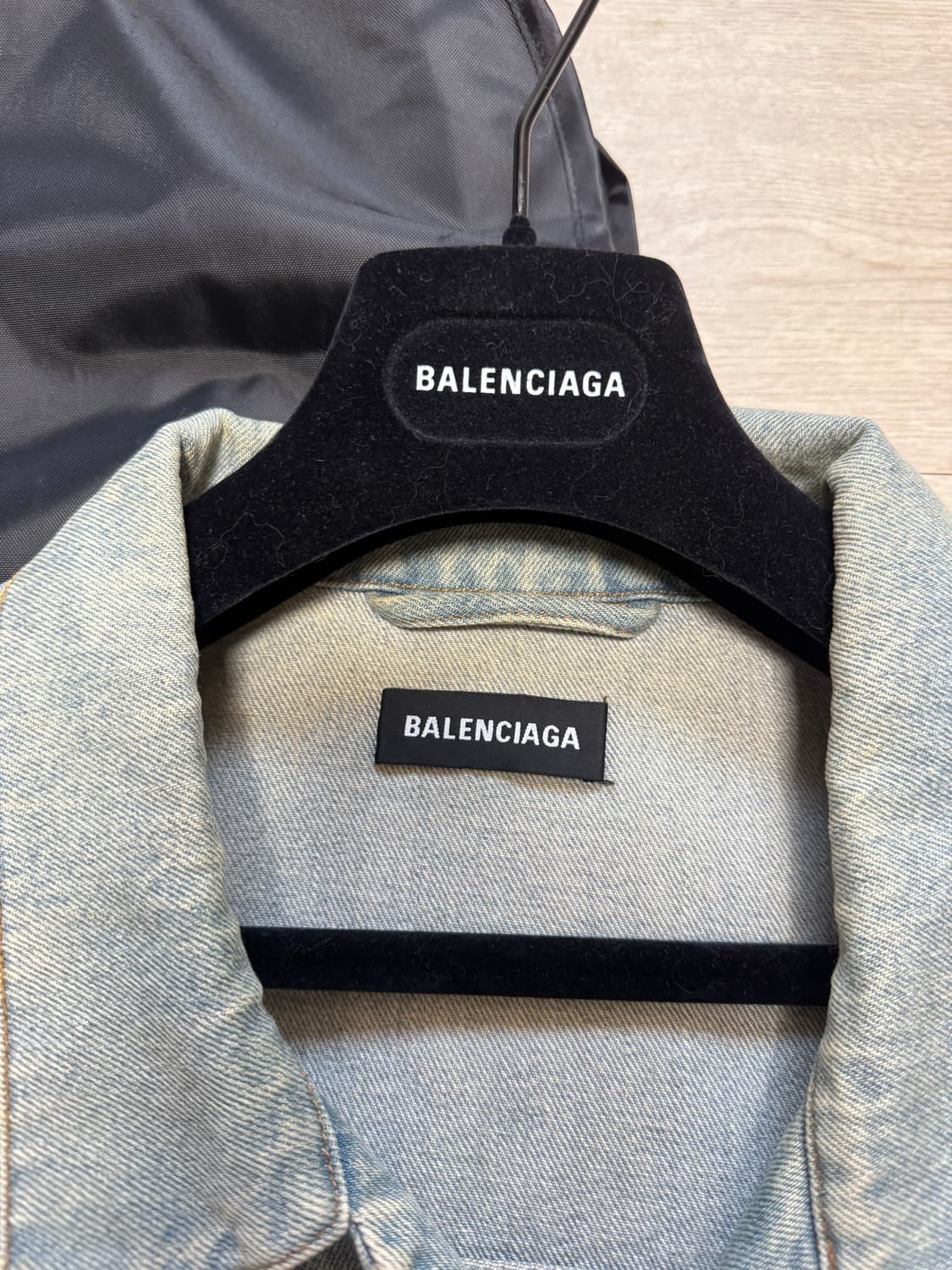 발렌시아가 깃발로고 자수 데님자켓 새상품급 판매 상품이미지3