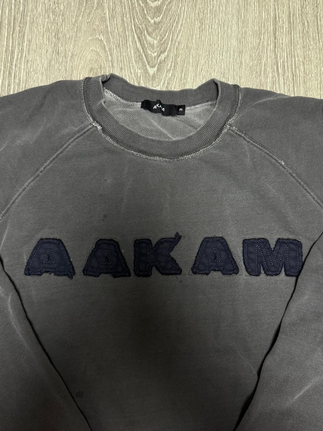 아캄 로고 패치 레글런 스웻셔츠 다크 그레이 3 상품이미지2