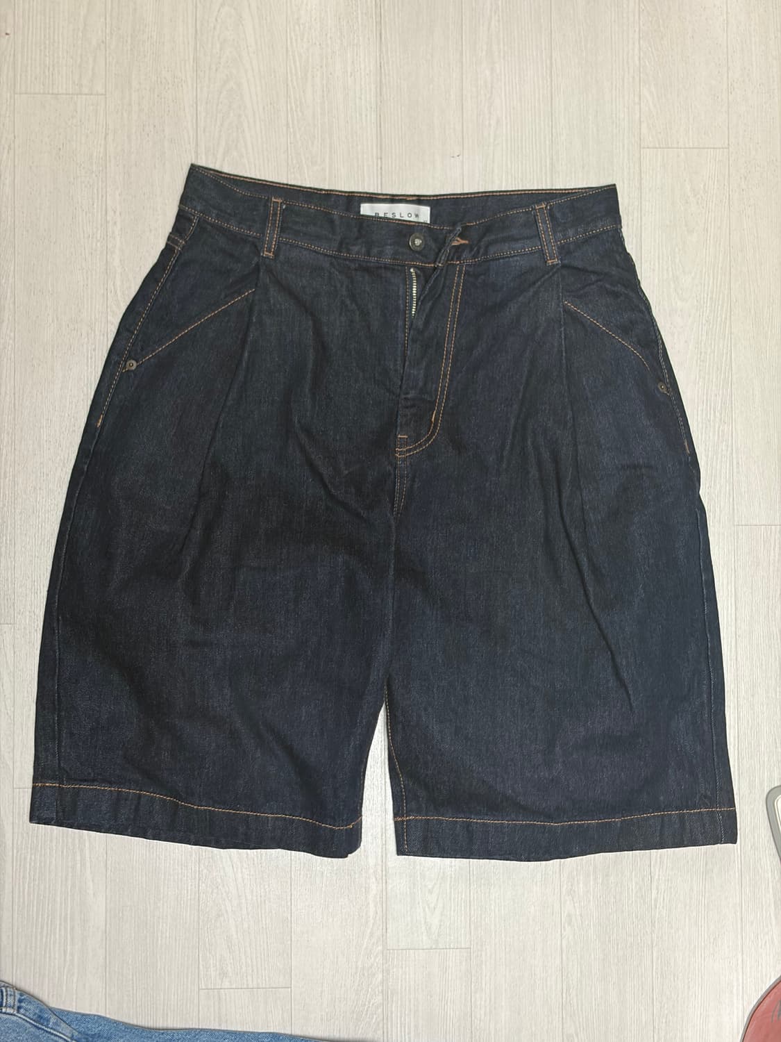 비슬로우 one tuck shorts indigo 상품이미지3