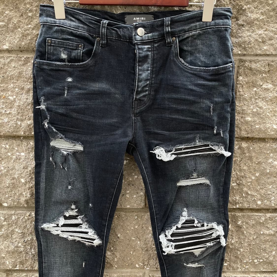 [32] Amiri MX1 디스트레스 레더 패널 데님 팬츠 상품이미지3